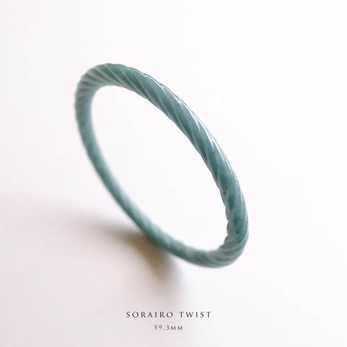 翡翠ハングル 翡翠バングル『SORAIRO TWIST』59.3mm 97895 | 翡翠専門店