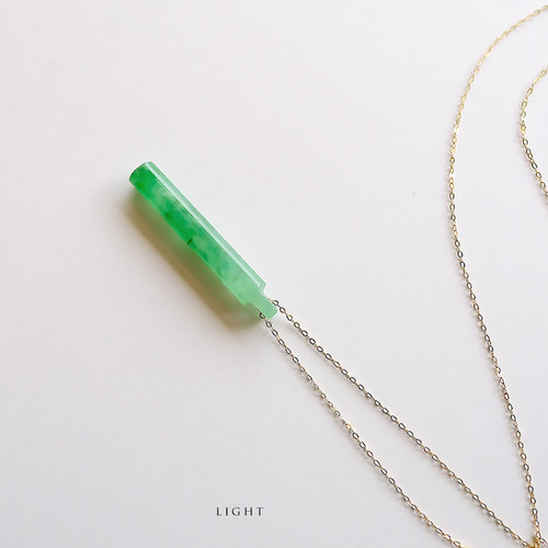 翡翠彫刻ペンダントトップ 【LIGHT】 95516 | 翡翠専門店 ジョイテック