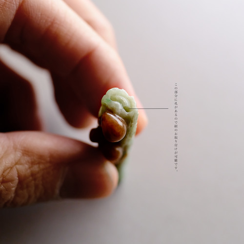 翡翠のきのこ彫刻置物 KINOKO II』 柔らかな光を受けて浮かび上がる、瑞々しい若葉色の翡翠