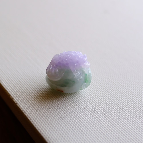 翡翠彫刻『LAVENDER LUCK』98366 | 翡翠専門店 ジョイテック
