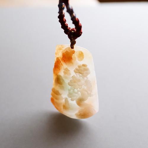 翡翠彫刻ペンダント【FURUSATO】96973 | 翡翠専門店 ジョイテック