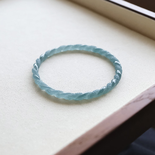 翡翠バングル『OCEAN TWIST』57.6mm 98166 | 翡翠専門店 ジョイテック
