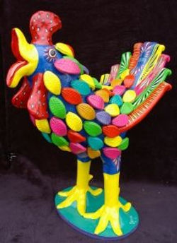 Gallo con plumas grande.