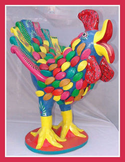 Gallo con plumas grande.