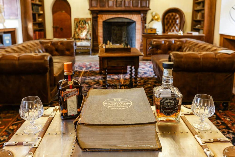 Library - 5 star Hilltop chateau wedding venue in the Dordogne