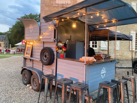 Wedding day at Chateau de Lacoste, Castelnaud la Chappelle. Crazy diamond food truck, mobile bar and catering for weddings and private events in the Dordogne, France.