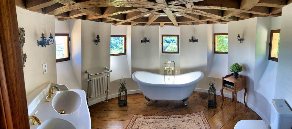 Bathroom - 5 star Hilltop chateau wedding venue in the Dordogne