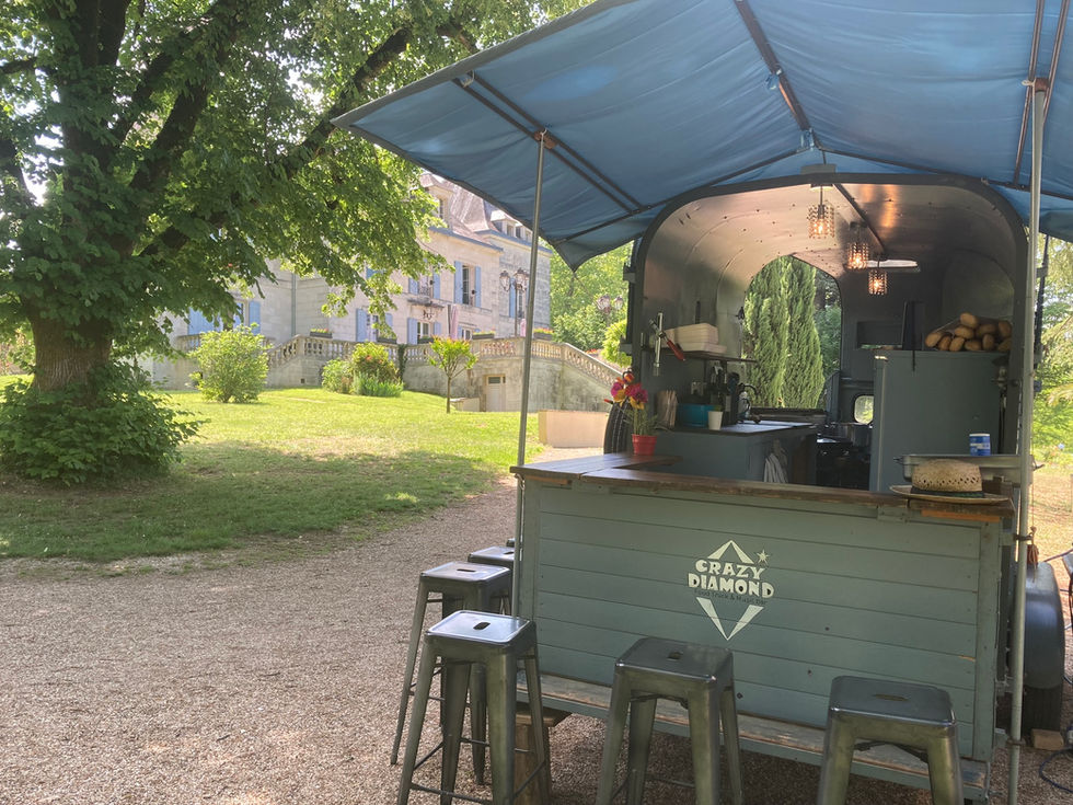 Pool party at Domaine de la Fauconnie in Bergerac. Crazy diamond food truck, mobile bar and catering for weddings and private events in the Dordogne, France.