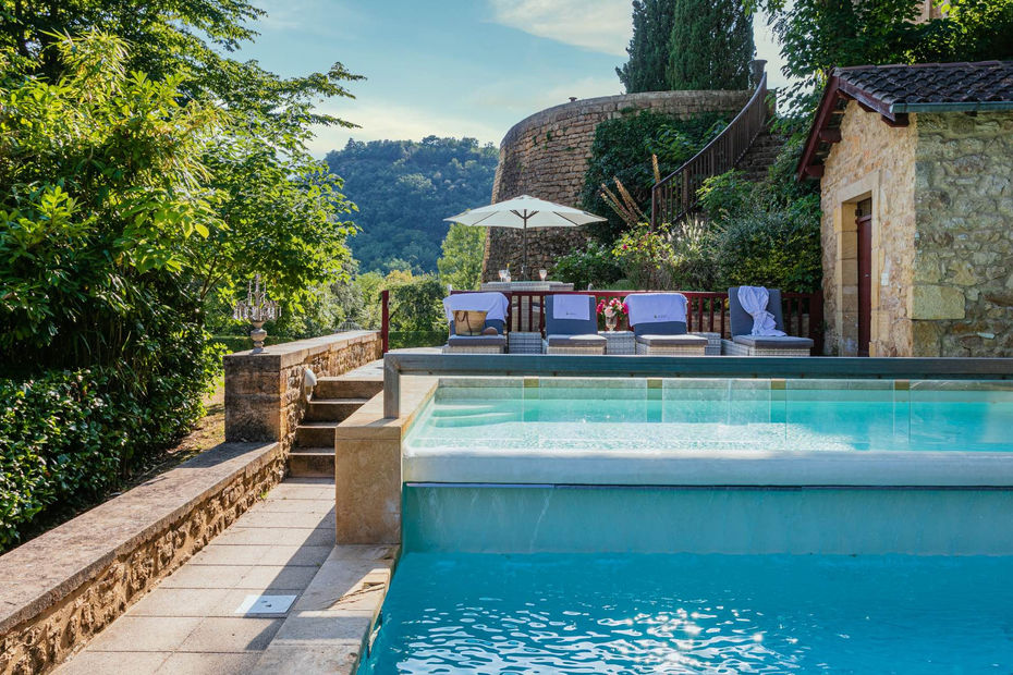 Swimming pool - 5 star Hilltop chateau wedding venue in the Dordogne