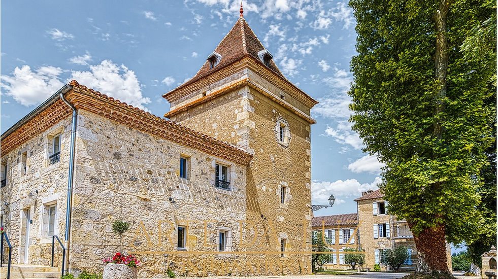 This chic rustic estate in the Gers has easy access to Toulouse airport. Sleeps 60 and caters for up to 300.