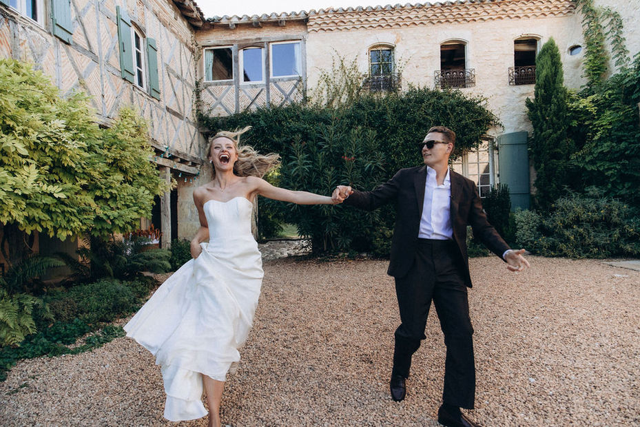 Charming chateau wedding venue near Toulouse with a rustic courtyard, party barn, pool and bar. Sleeps 26, caters up to 120