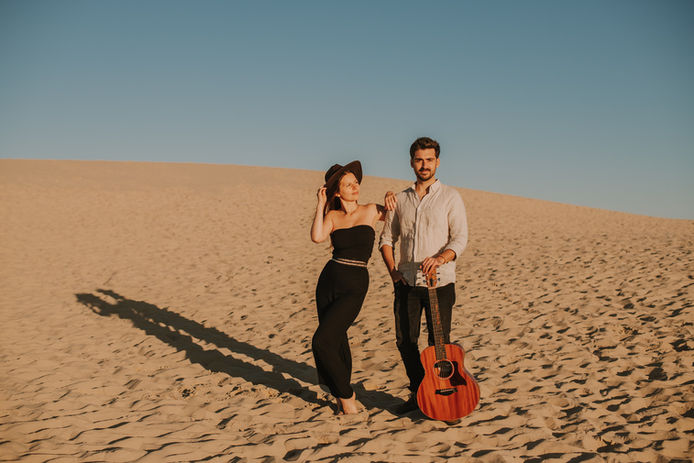 Paradise duo - A fabulous blues harmony duet available for weddings throughout France.