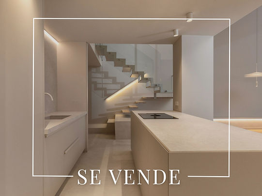 Isla de cocina moderna con escalera flotante. EN VENTA. Diseño contemporáneo de promotores gerundenses.