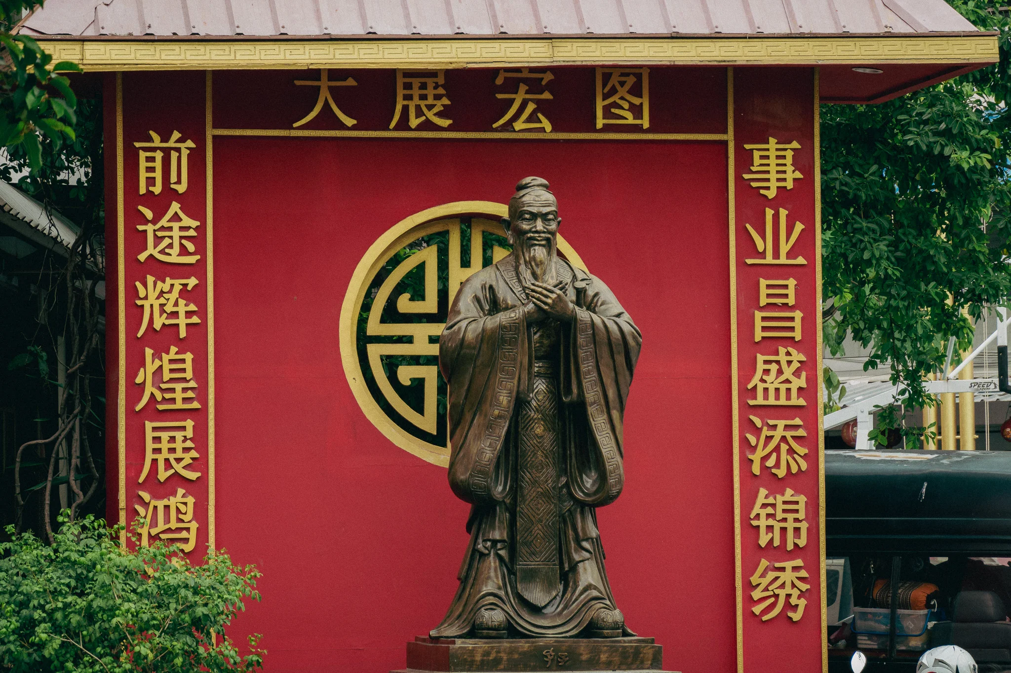 Traditional Thai sculpture on a red background in the middle of the city