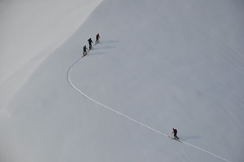 backcountry-skiiing-1615829_1920.jpg