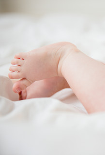 Jambes et pieds de bébé