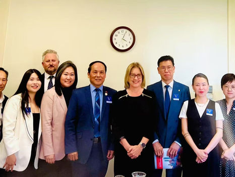 澳大利亚侨团联合会郑昌振主席应维州州长办公室邀请参加2025.3.5日在州议会大厦举行的Jacinta Allan州长与华人社区代表的圆桌会议。