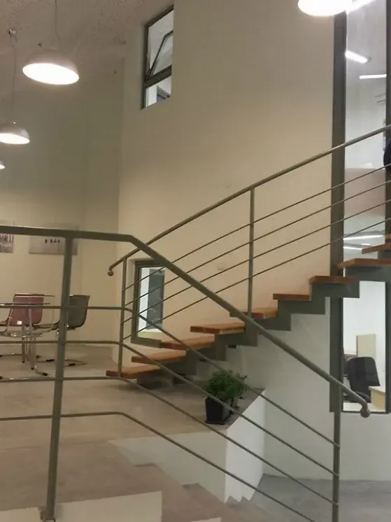 מראה מבפנים גרם מדרגוות