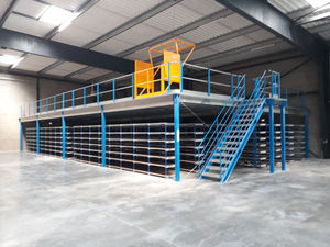 Estantes de carga leve por baixo de plataforma.