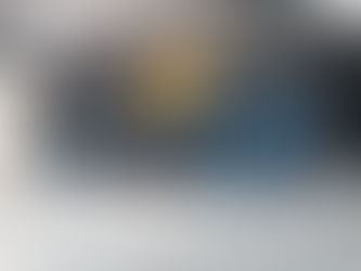 Estantes de carga leve por baixo de plataforma.