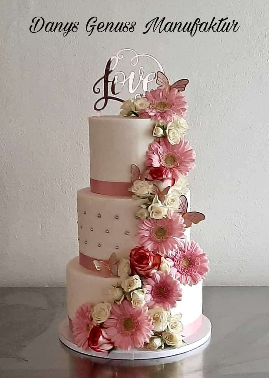 Blütentraum Love Hochzeitstorte