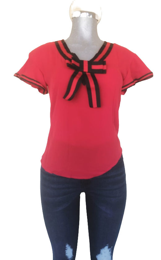 blusa roja con moño