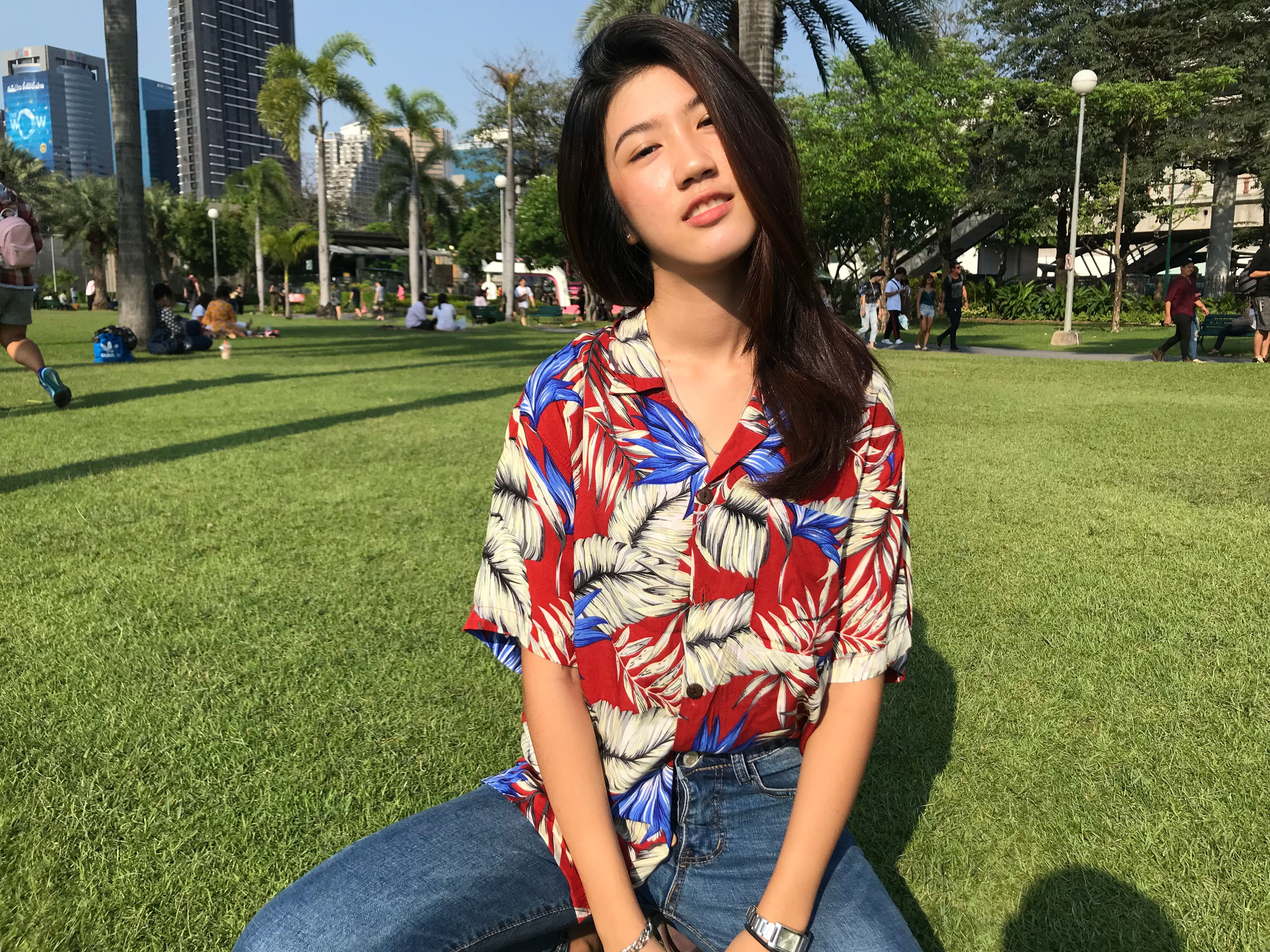 เสื้อฮาวายลายไม้พื้นแดง