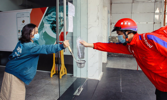 giao nhận hàng không tiếp xúc