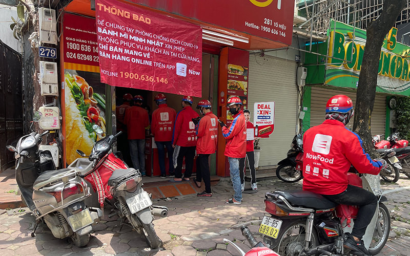 Các quán ăn mùa covid tấp nập với các shipper