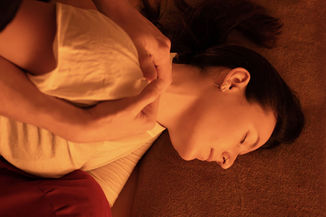 Sérotonine Massages - Cabinet de massages bien-être à Genève - Une femme reçoit une séance de Thaï-Yoga Massage