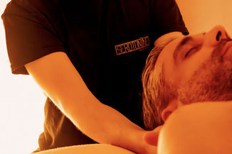 Sérotonine Massages - Cabinet de massages bien-être à Genève - Un homme reçoit une séance de Massage Sportif