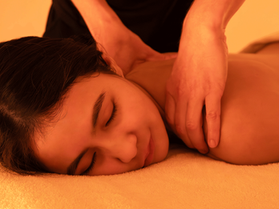 Sérotonine Massages - Cabinet de massages bien-être à Genève - Une jeune femme profite d'une séance de massage relaxant