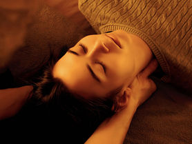 Sérotonine Massages - Cabinet de massages bien-être à Genève - Une femme reçoit une séance de Thaï-Yoga Massage