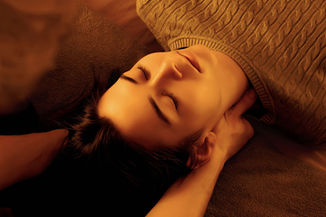 Sérotonine Massages - Cabinet de massages bien-être à Genève - Une femme reçoit une séance de Thaï-Yoga Massage