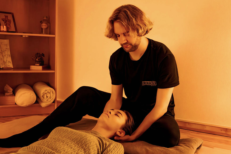 Sérotonine Massages - Cabinet de massages bien-être à Genève - Une femme reçoit une séance de Thaï-Yoga Massage