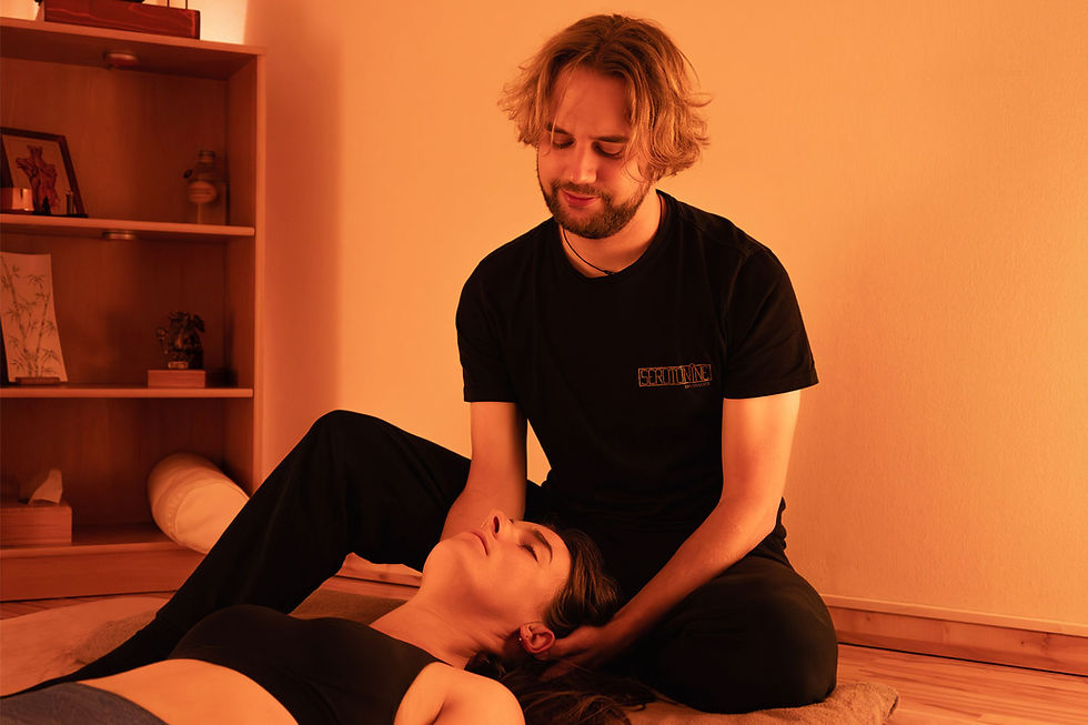 Sérotonine Massages - Cabinet de massages bien-être à Genève - Une jeune femme profite d'une séance de Thaï-Yoga Massage 