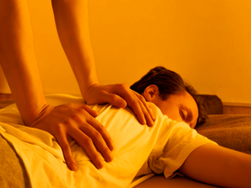 Sérotonine Massages - Cabinet de massages bien-être à Genève - Un homme reçoit une séance de Thaï-Yoga Massage