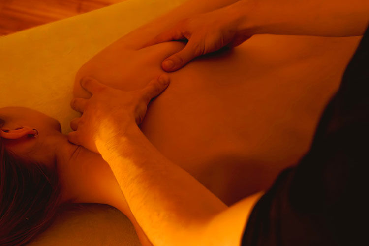 Sérotonine Massages - Cabinet de massages bien-être à Genève - Une femme reçoit une séance de Massage Relaxant