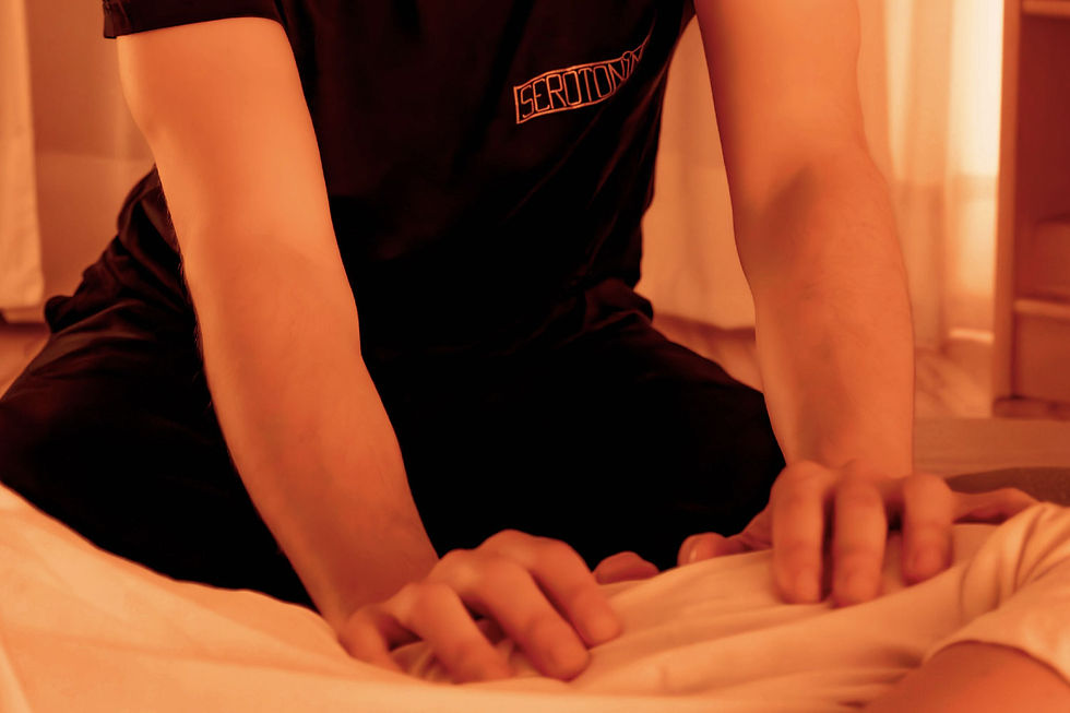 Sérotonine Massages - Cabinet de massages bien-être à Genève - Une femme reçoit une séance de Thaï-Yoga Massage