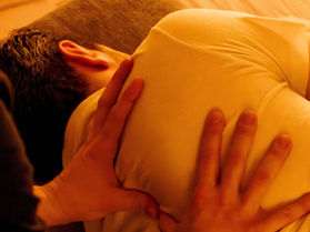 Sérotonine Massages - Cabinet de massages bien-être à Genève - Un homme reçoit une séance de Thaï-Yoga Massage