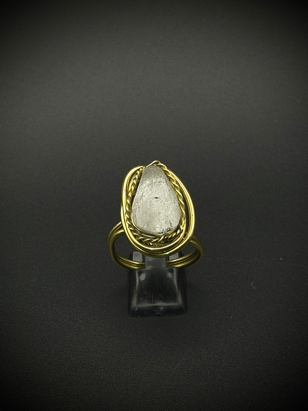 Miniatura: “ANILLO CRISÁLIDA” de Cuarzo Blanco - Gota