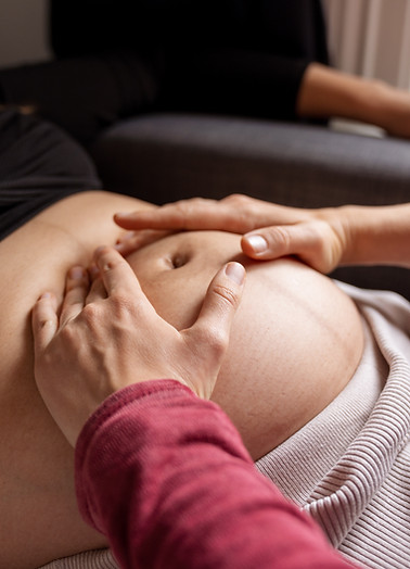 Laura Pappenberg l Online-Hebamme & Yogalehrerin I Rückbildungskurs mit Yoga I Ganzheitliche Hebammensprechstunde: Online-Beratung in Schwangerschaft, Geburt, Wochenbett, Stillzeit bis hin zur Beikost - Du kannst mit all deinen Fragen & Sorgen zu mir kommen! I 100% Kostenerstattung durch deine Krankenkasse I Sportkurse nach der Rückbildung (Kassenbezuschussung) I Geburtshypnose I Yogische Geburtsvorbereitung