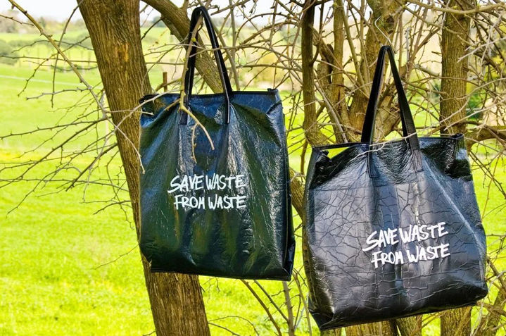 經過特殊加固，以黑色垃圾袋作為原材料的購物包「Save Waste From Waste」