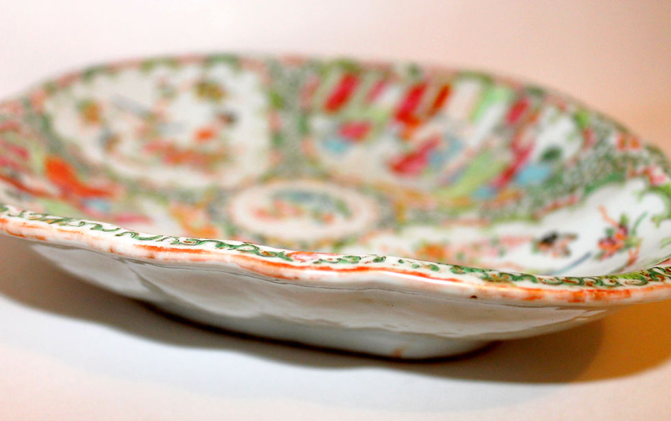 Thumbnail: RARE! CANTON CHINE - MAGNIFIQUE COUPE NAVETTE PORCELAINE PERSONNAGE POLYCHROME