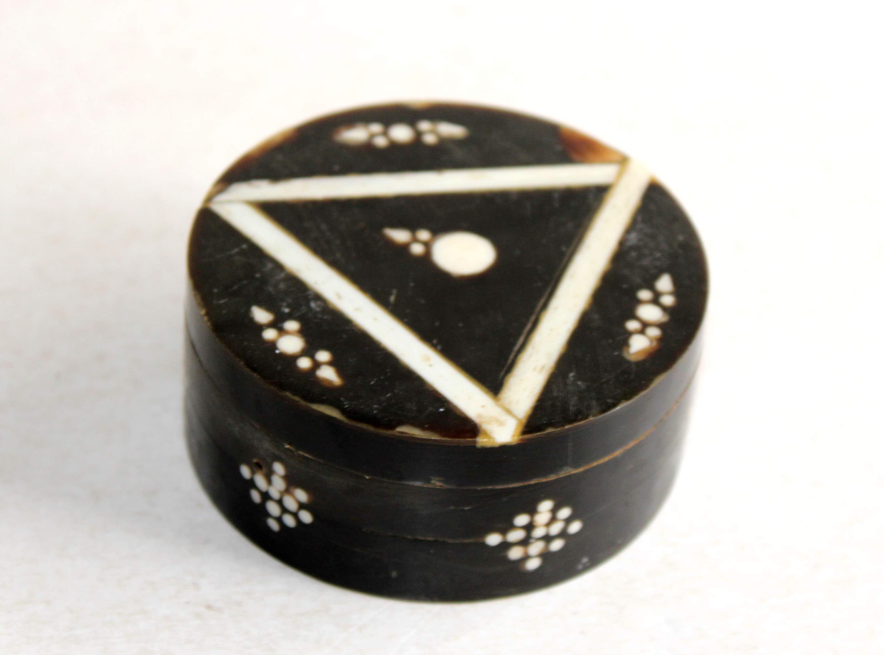 JOLI BOITE RONDE BIJOUX TABAC MEDICAMENT CORNE INSCRUSTÉ D'OS FAIT MAIN ART DECO