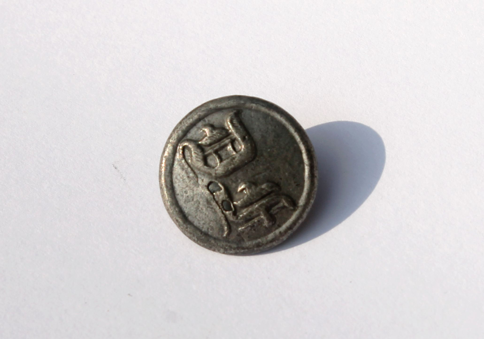 BOUTON PLAT UNIFORME ANCIEN DE LIVRÉE CHIFFRÉ - GOTHIQUE - INITIALE "DF" - 17mm