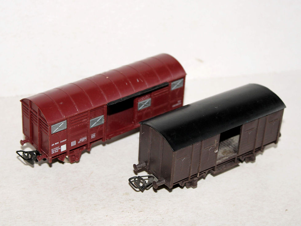 HO LOT 2 WAGON A BAGAGE FOURGON COUVERT PORTE COULISSANTE, JOUEF N°6250 et TROBY