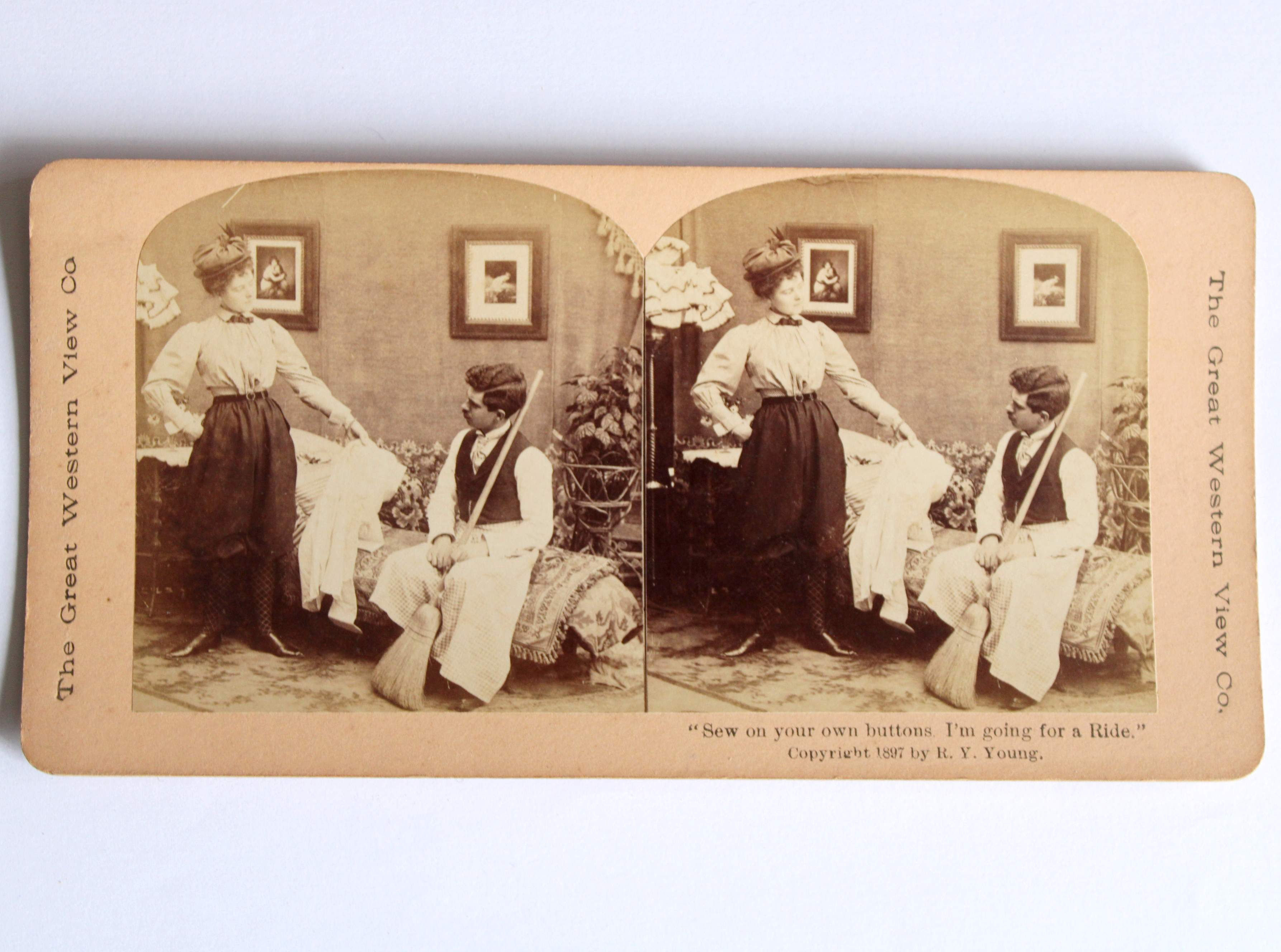 PHOTO VUE STEREO ALBUMINE HUMOUR COUPLE FEMME: "COUDS TES BOUTONS, JE SORS" 1897