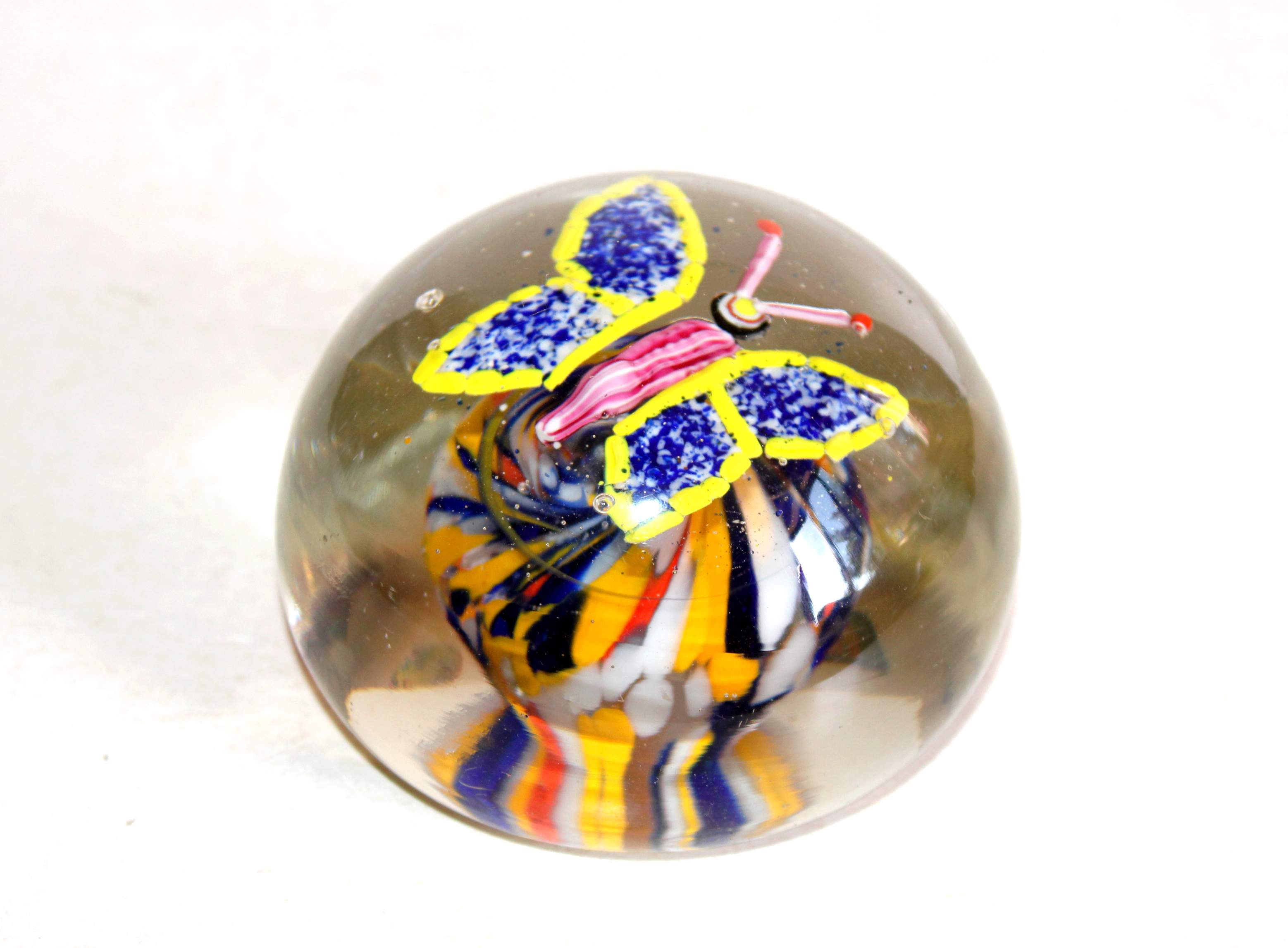 JOLIE SULFURE BOULE PRESSE PAPIER VERRE, INCRUSTATION PAPILLON, ARTISANAL BOHEME