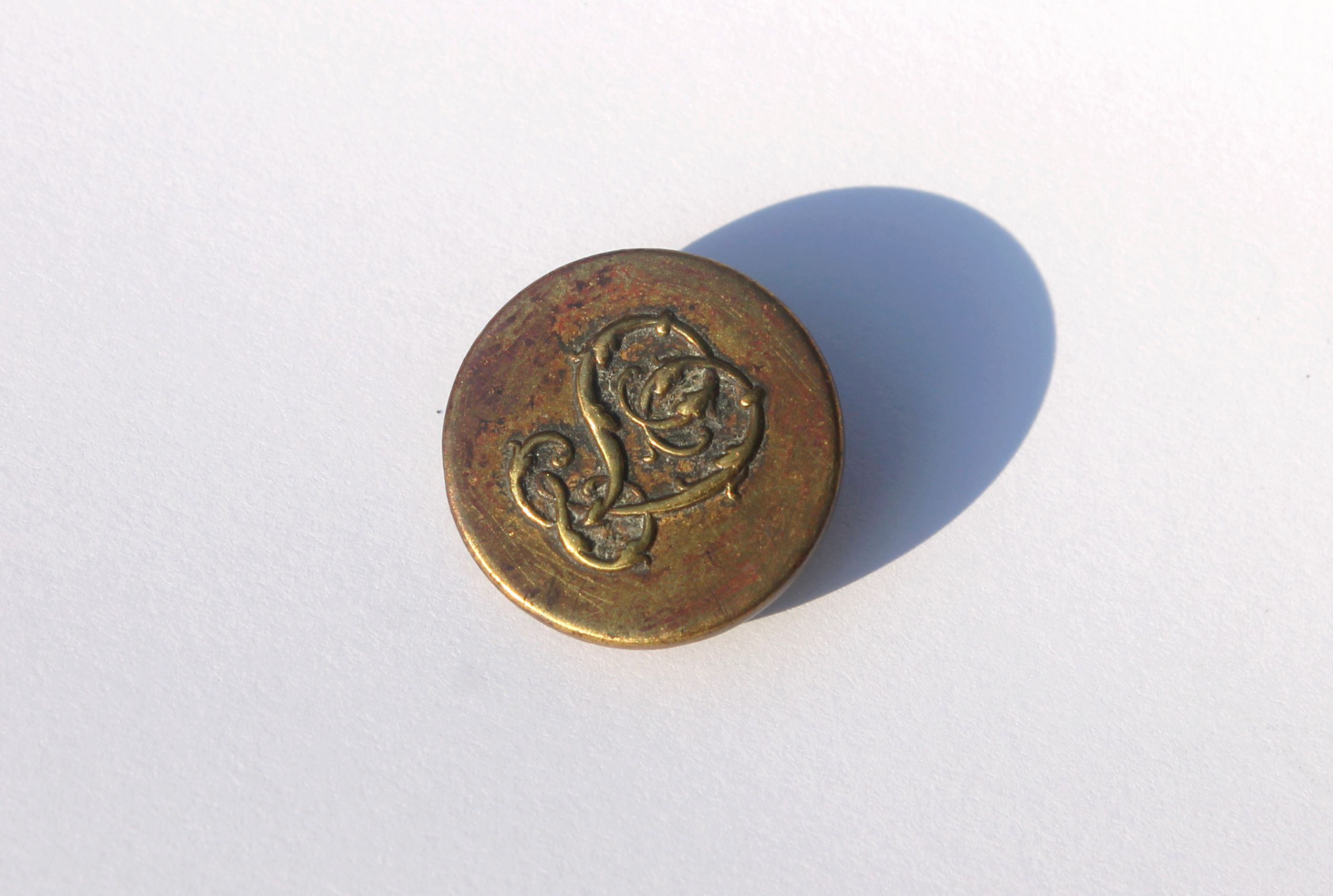 BOUTON UNIFORME ANCIEN DE LIVRÉE CHIFFRÉ ENTRELACÉ - MONOGRAMME "TS" - A.M & Cie